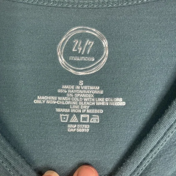 Maurice striped top with 3/4 length sleeve. Has‎ a solid color on top. - Picture 7 of 7